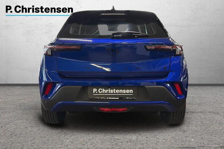 Blå Opel Mokka-e fra 2025