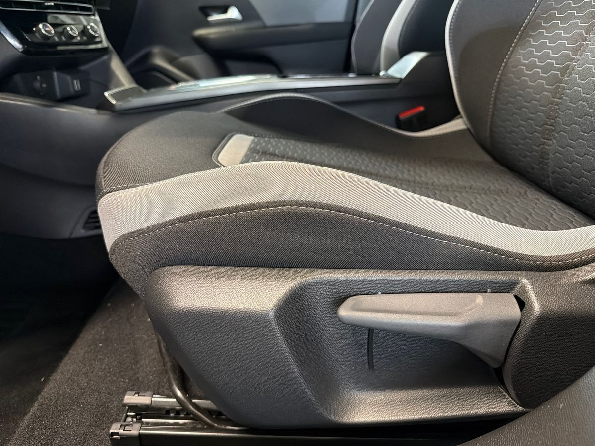 Blå Opel Mokka-e fra 2025
