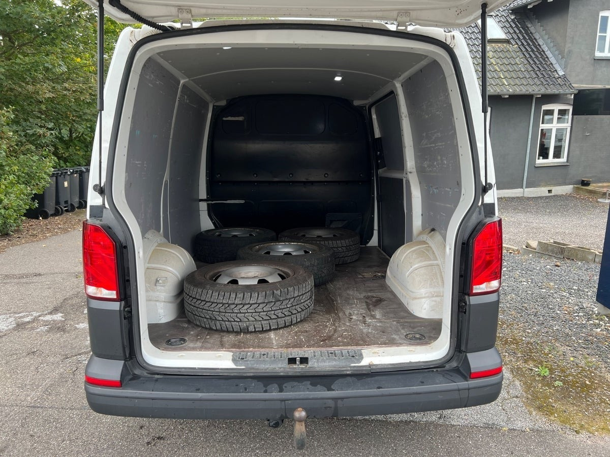 Hvid VW Transporter fra 2021
