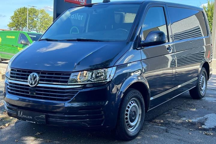 Blå VW Transporter fra 2020 set udefra