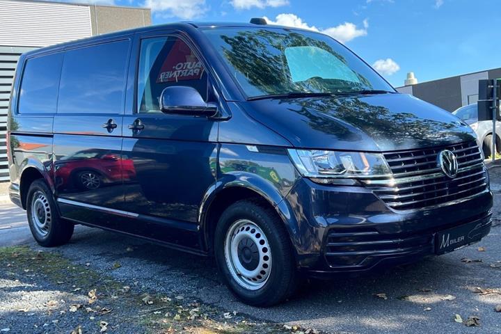 Blå VW Transporter fra 2020