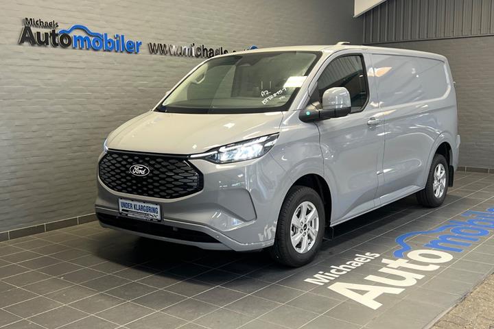 Grå Ford E-Transit Custom 320 L1 fra 2026 set udefra