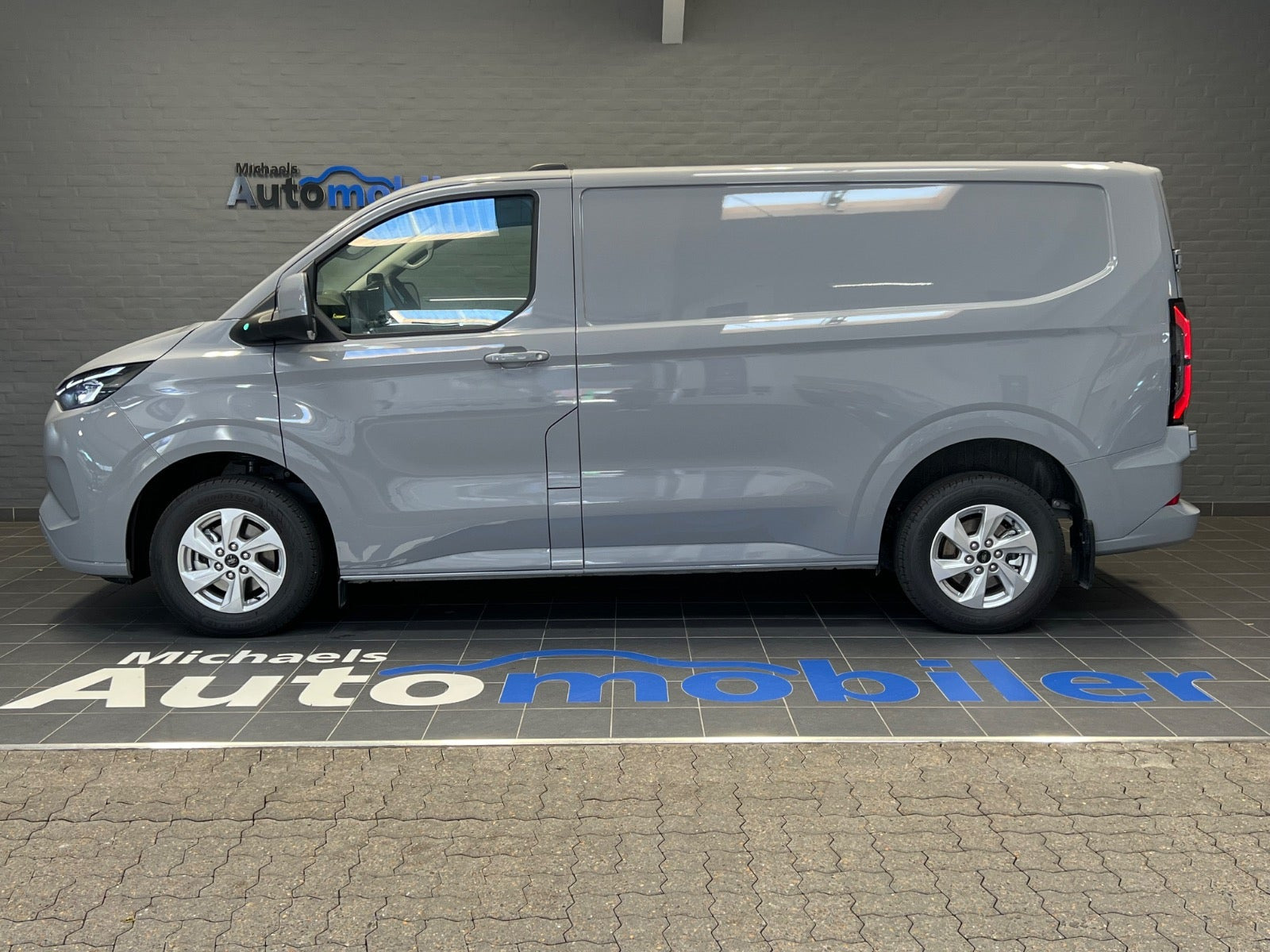Grå Ford E-Transit Custom 320 L1 fra 2026