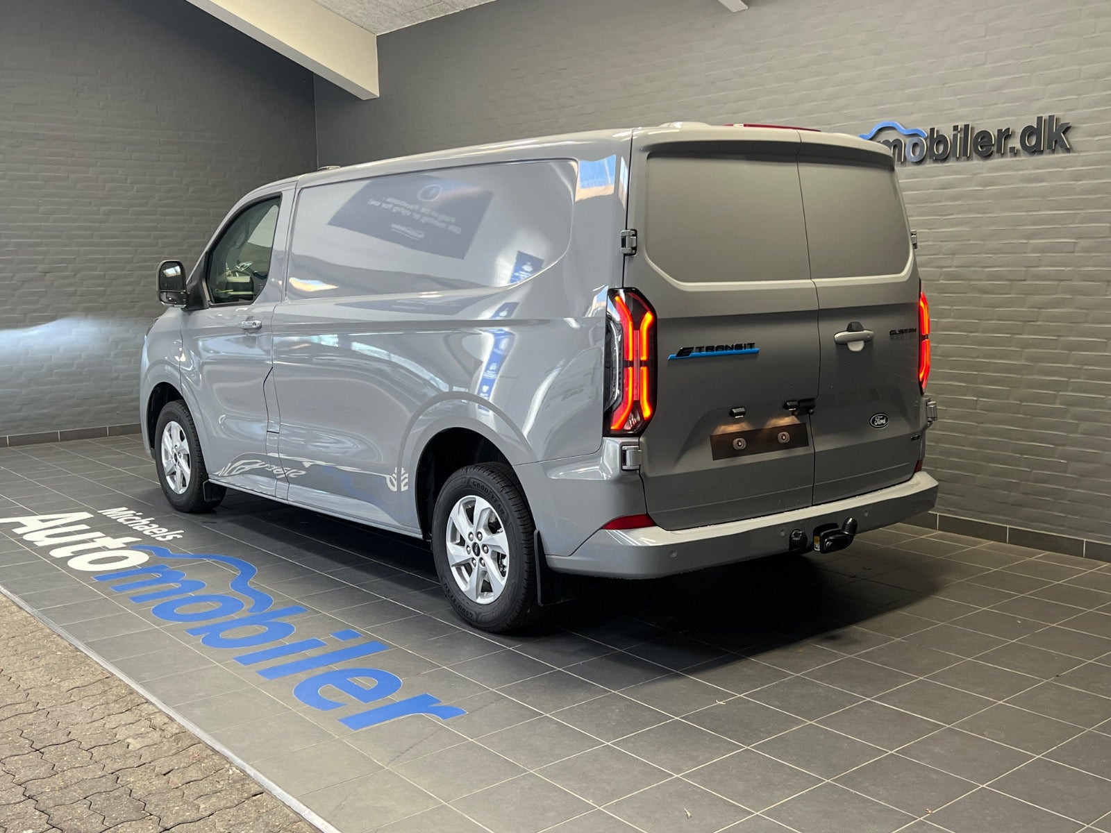 Grå Ford E-Transit Custom 320 L1 fra 2026