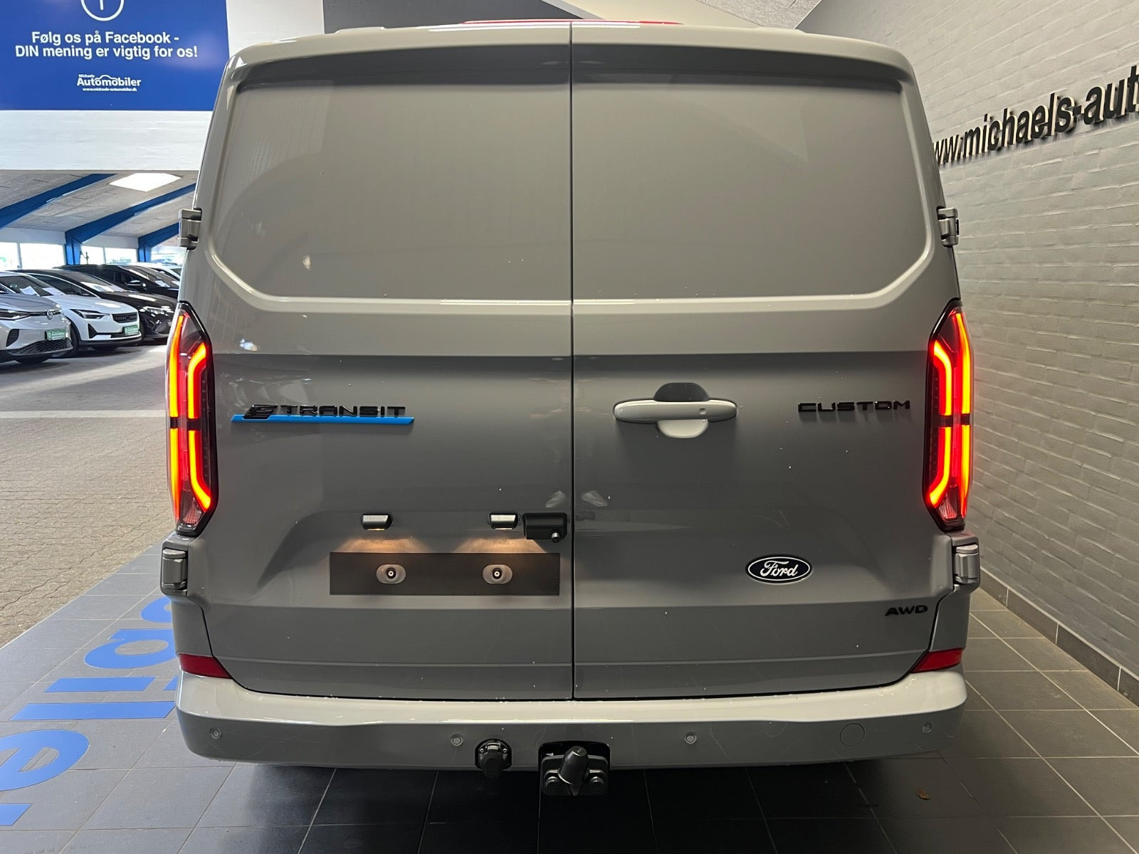 Grå Ford E-Transit Custom 320 L1 fra 2026