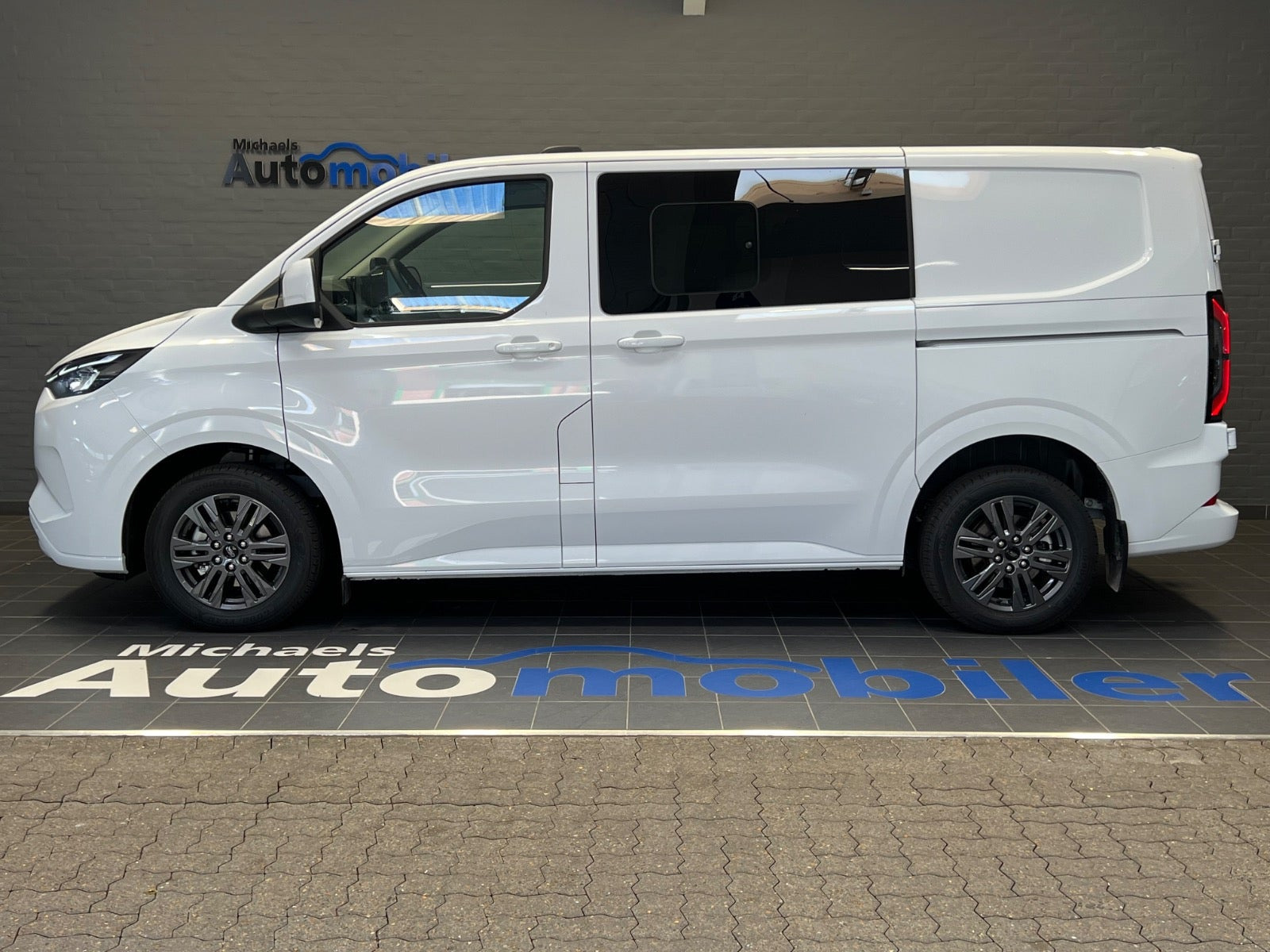 Hvid Ford E-Transit Custom 320 L1 fra 2026