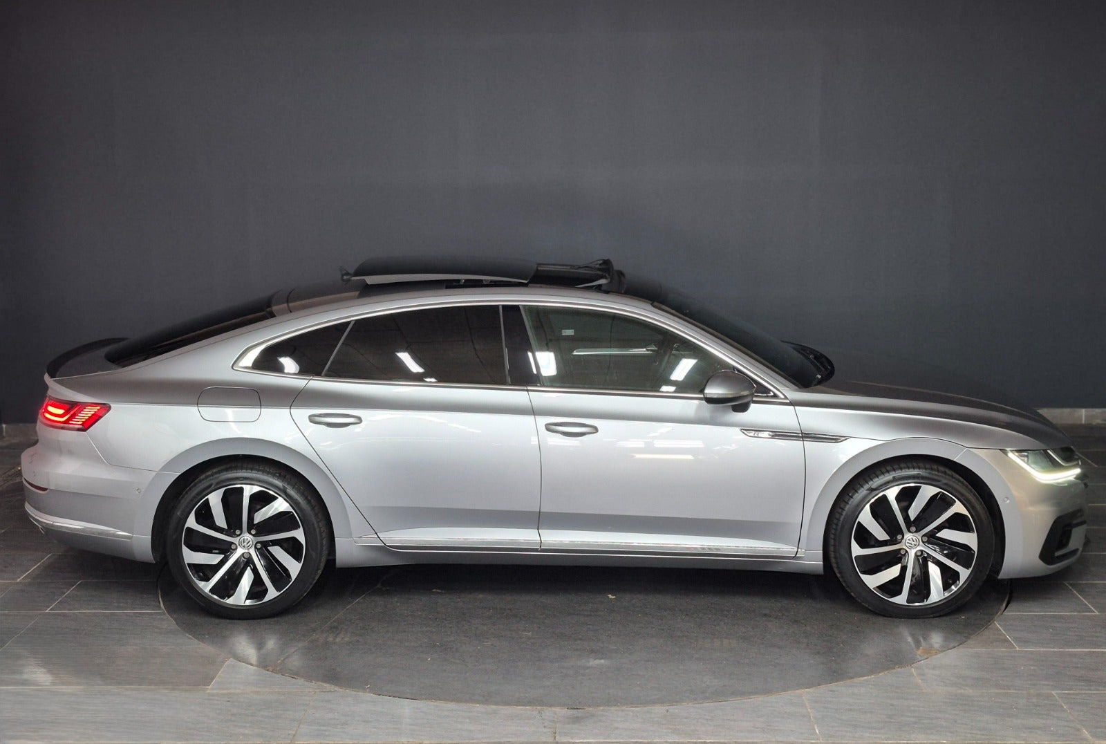 Grå VW Arteon fra 2018