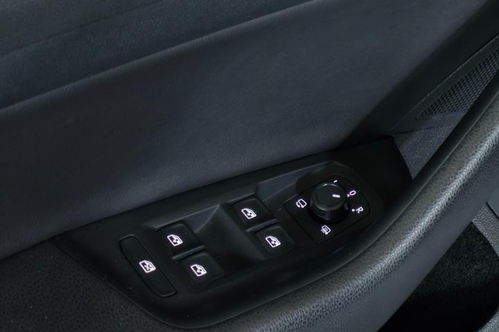 Grå VW Arteon fra 2018