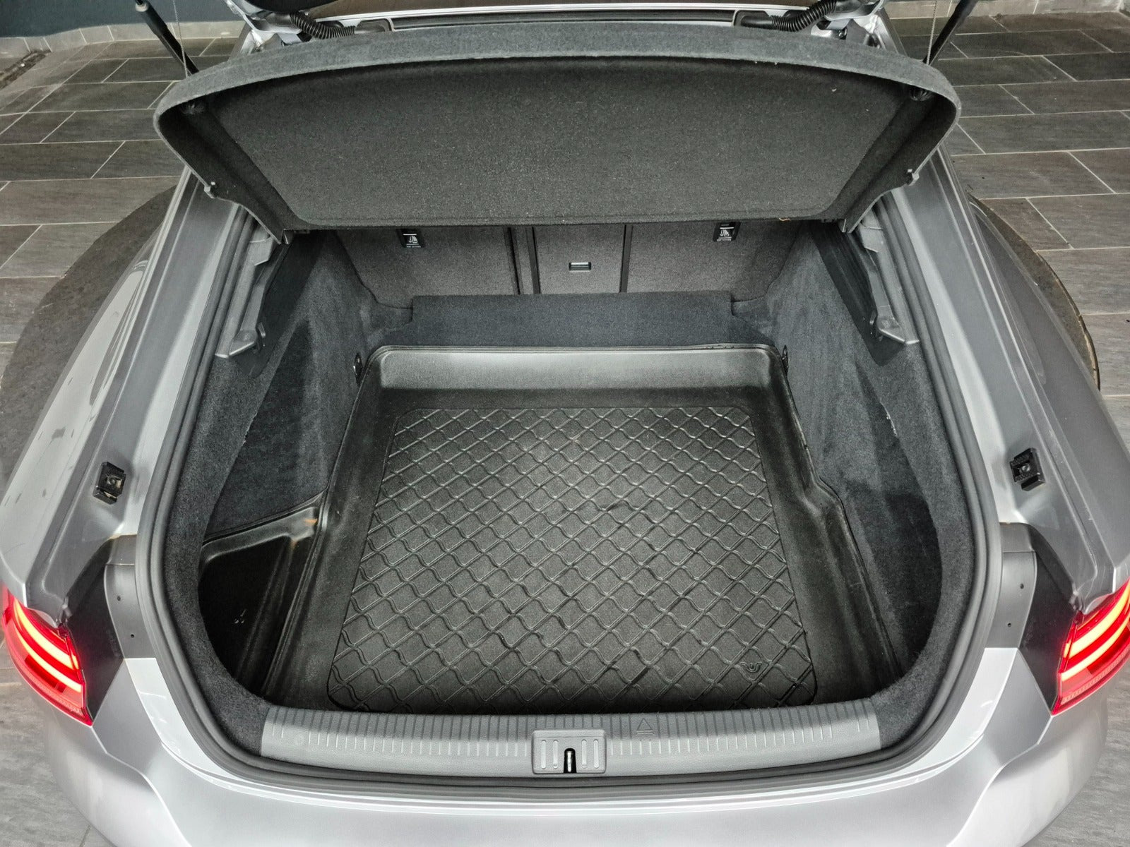 Grå VW Arteon fra 2018