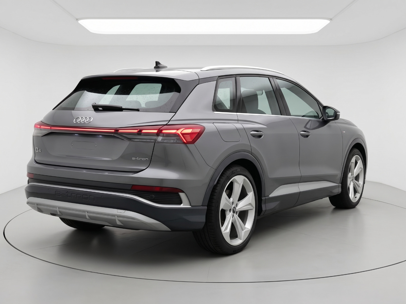 Grå Audi Q4 e-tron fra 2023
