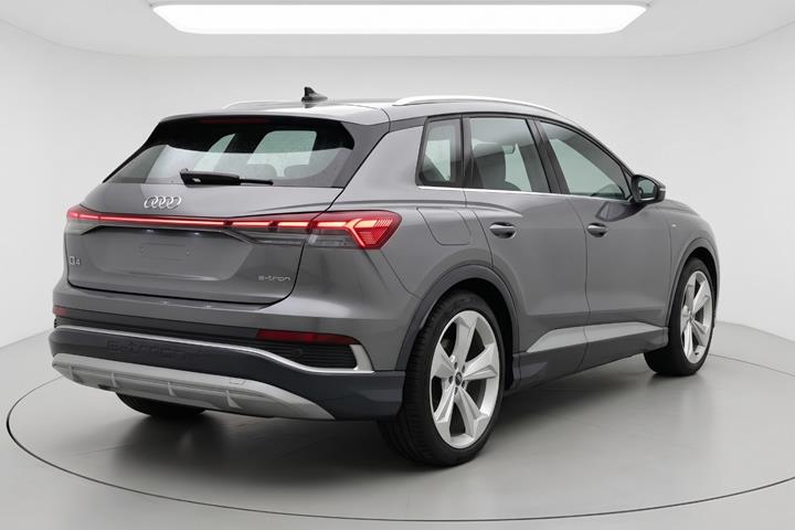 Grå Audi Q4 e-tron fra 2023