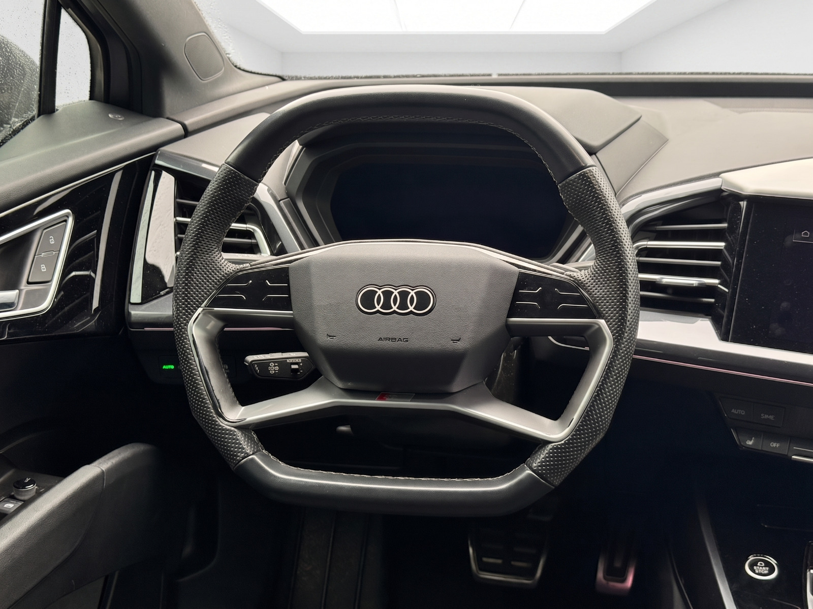 Grå Audi Q4 e-tron fra 2023