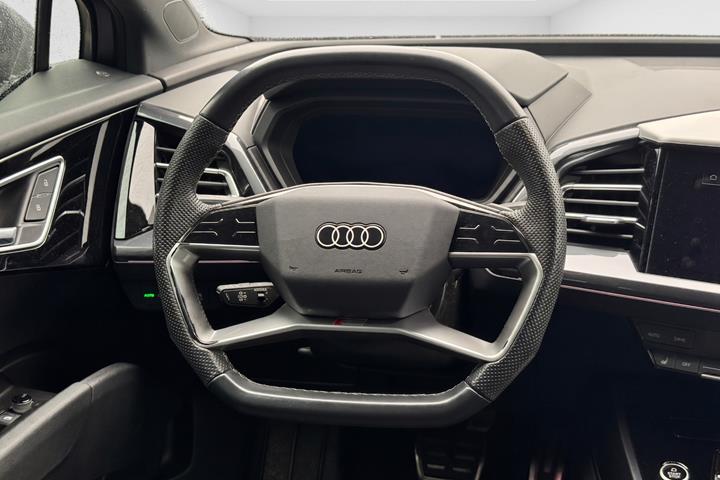 Grå Audi Q4 e-tron fra 2023