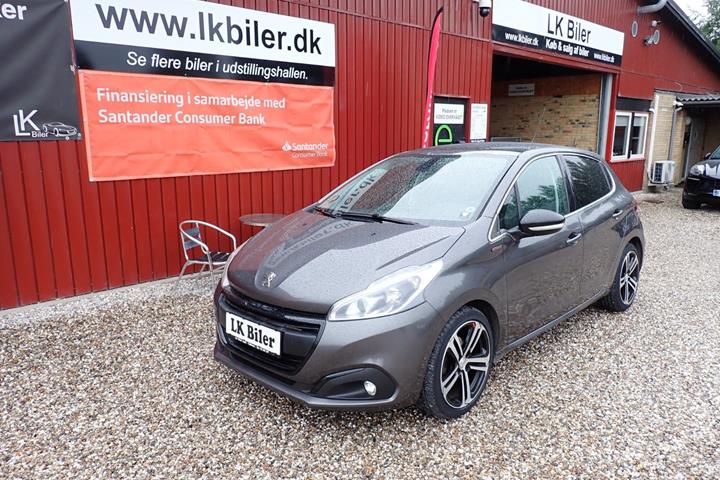Grå Peugeot 208 fra 2018 set udefra