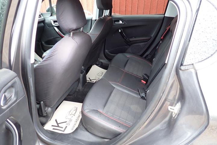 Grå Peugeot 208 fra 2018