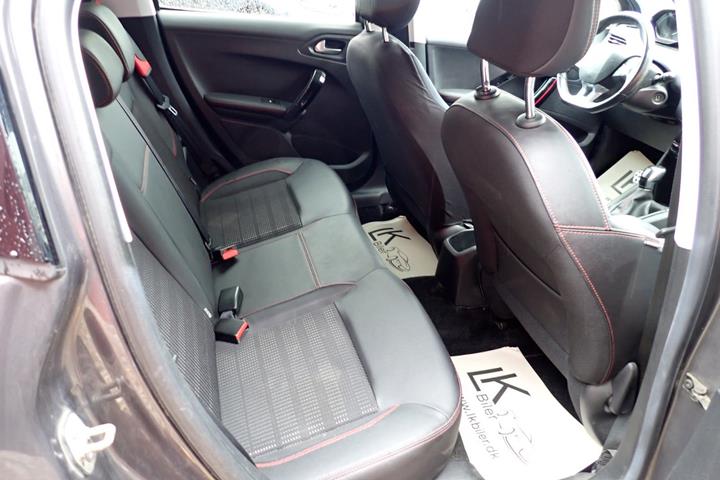 Grå Peugeot 208 fra 2018