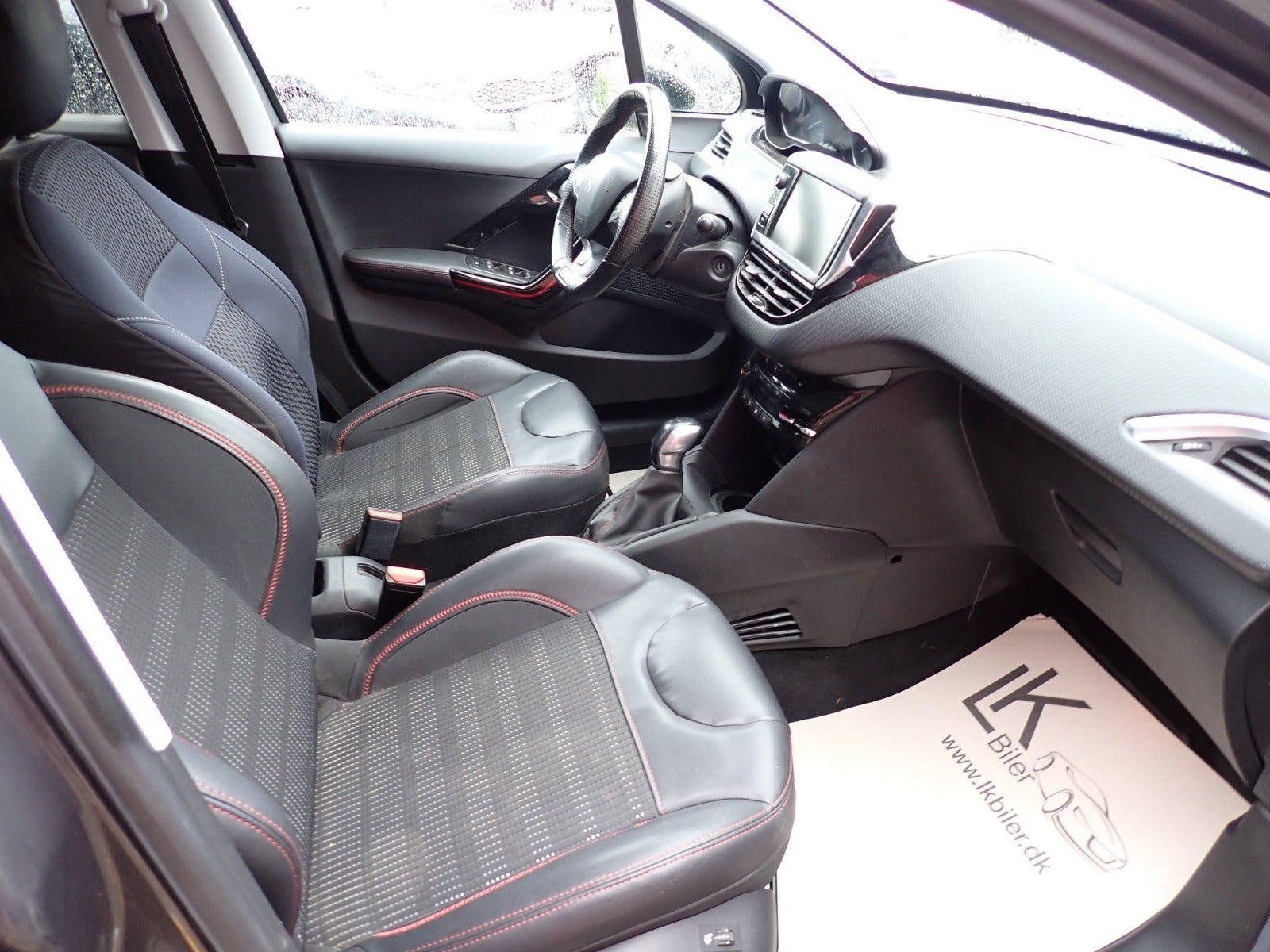 Grå Peugeot 208 fra 2018