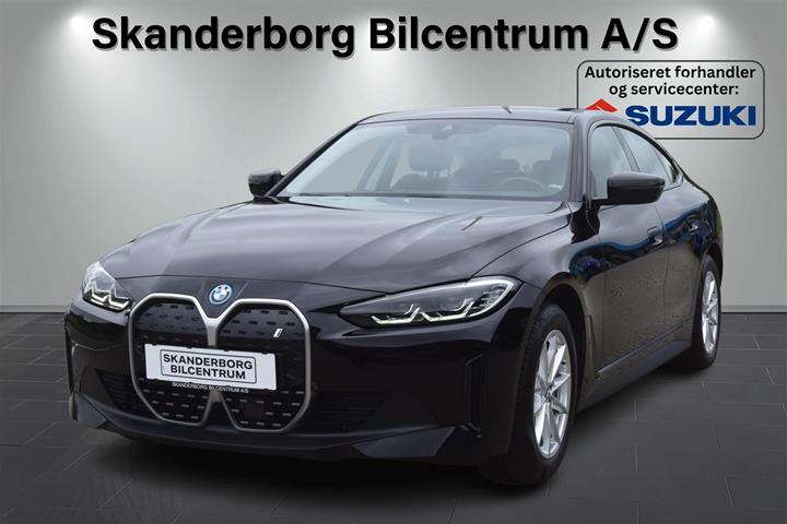 Sort BMW i4 fra 2023 set udefra