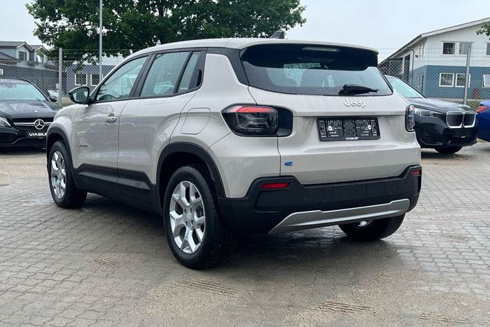 Beige Jeep Avenger fra 2023