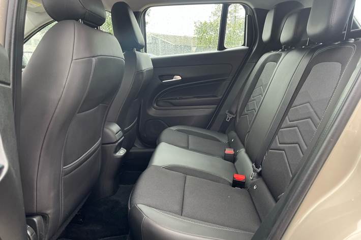 Beige Jeep Avenger fra 2023