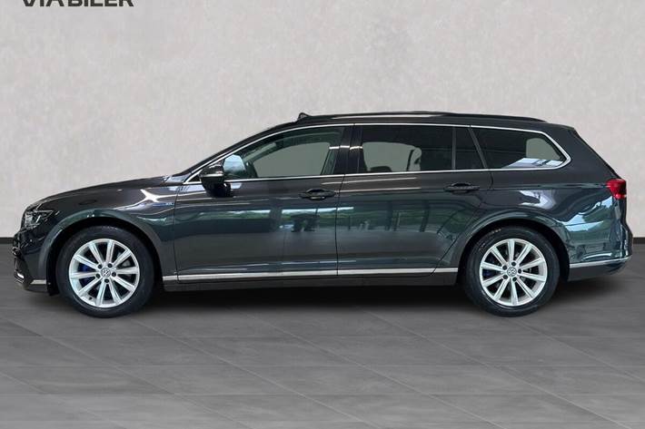 Grå VW Passat fra 2020