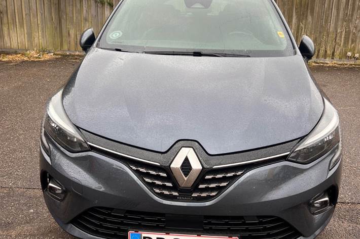 Grå Renault Clio V fra 2021