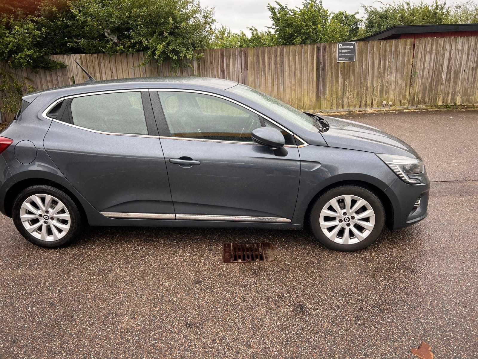 Grå Renault Clio V fra 2021
