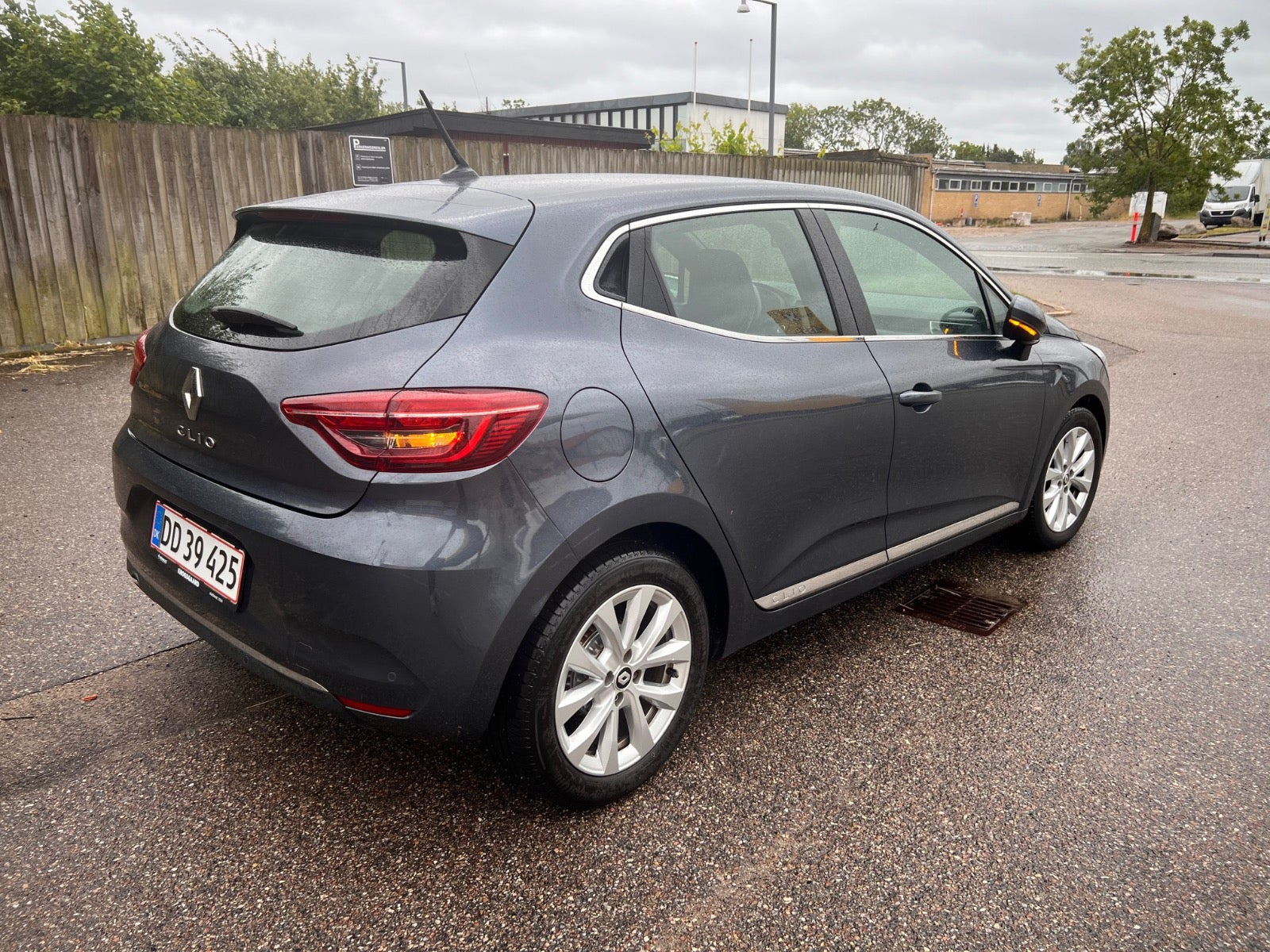 Grå Renault Clio V fra 2021
