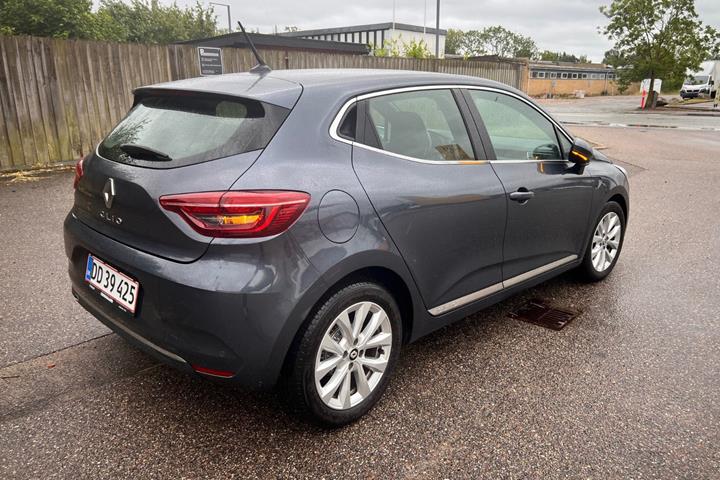 Grå Renault Clio V fra 2021