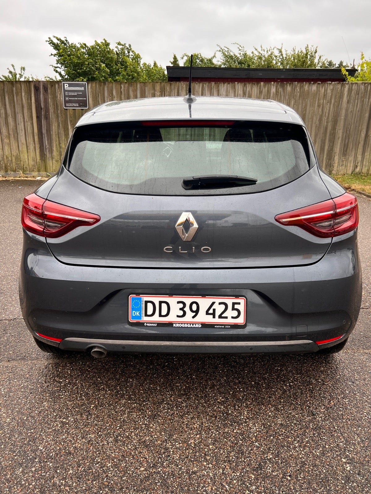 Grå Renault Clio V fra 2021