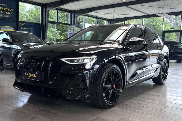 Sort Audi e-tron fra 2023 set udefra