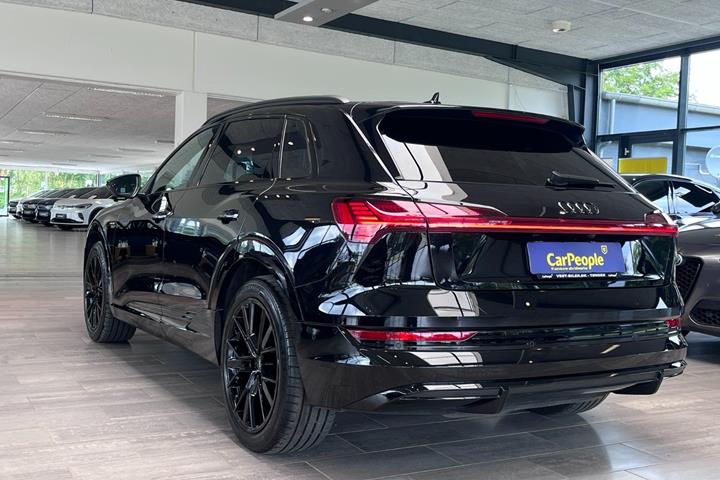 Sort Audi e-tron fra 2023