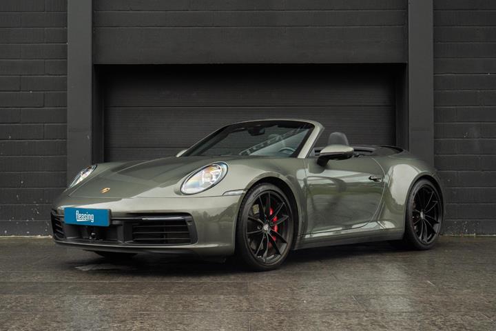 Grøn Porsche 911 Carrera S fra 2019 set udefra