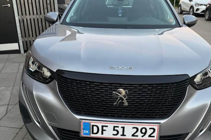 Grå Peugeot 2008 fra 2022