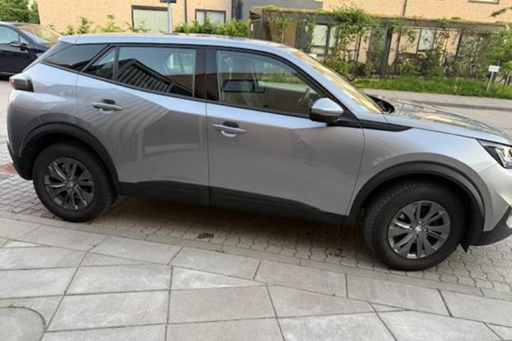 Grå Peugeot 2008 fra 2022
