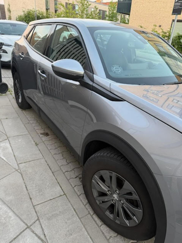Grå Peugeot 2008 fra 2022