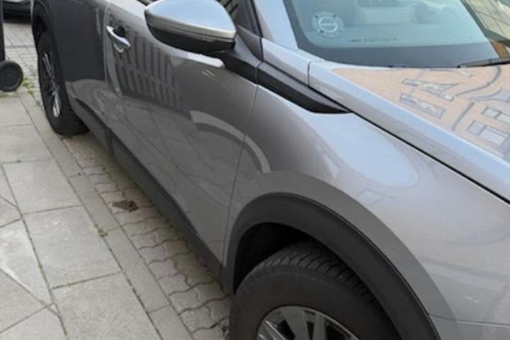 Grå Peugeot 2008 fra 2022