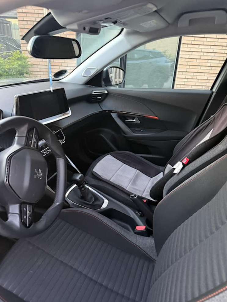Grå Peugeot 2008 fra 2022