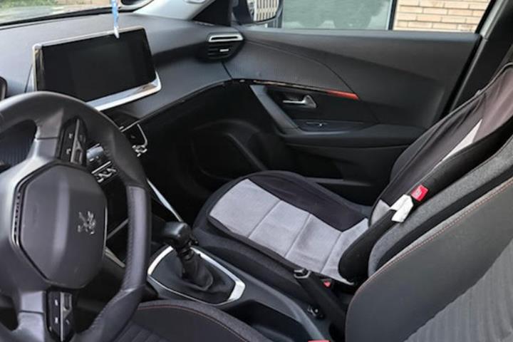 Grå Peugeot 2008 fra 2022