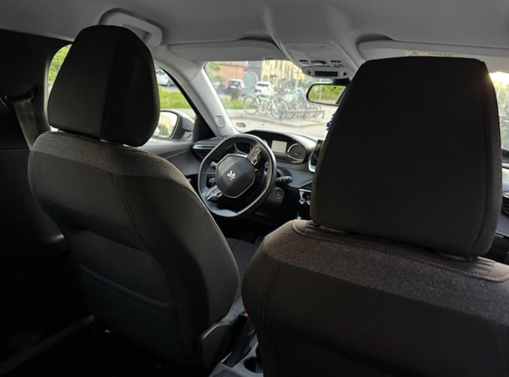 Grå Peugeot 2008 fra 2022