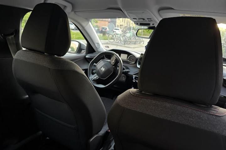 Grå Peugeot 2008 fra 2022