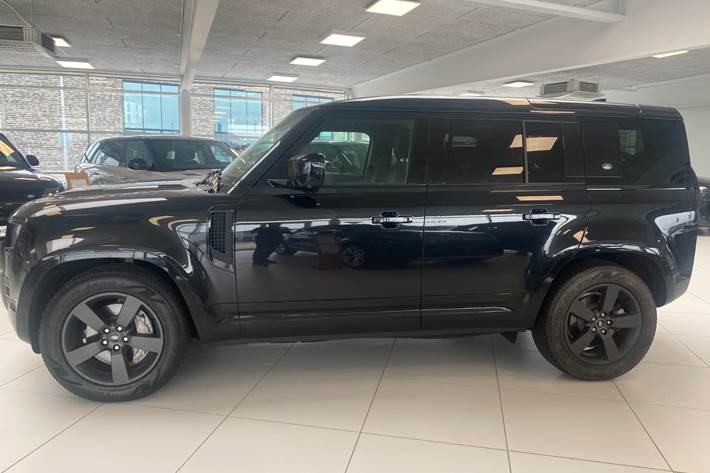 Sort Land Rover Defender 110 fra 2022