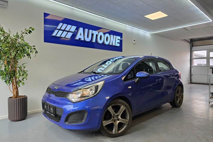 Blå Kia Rio fra 2013