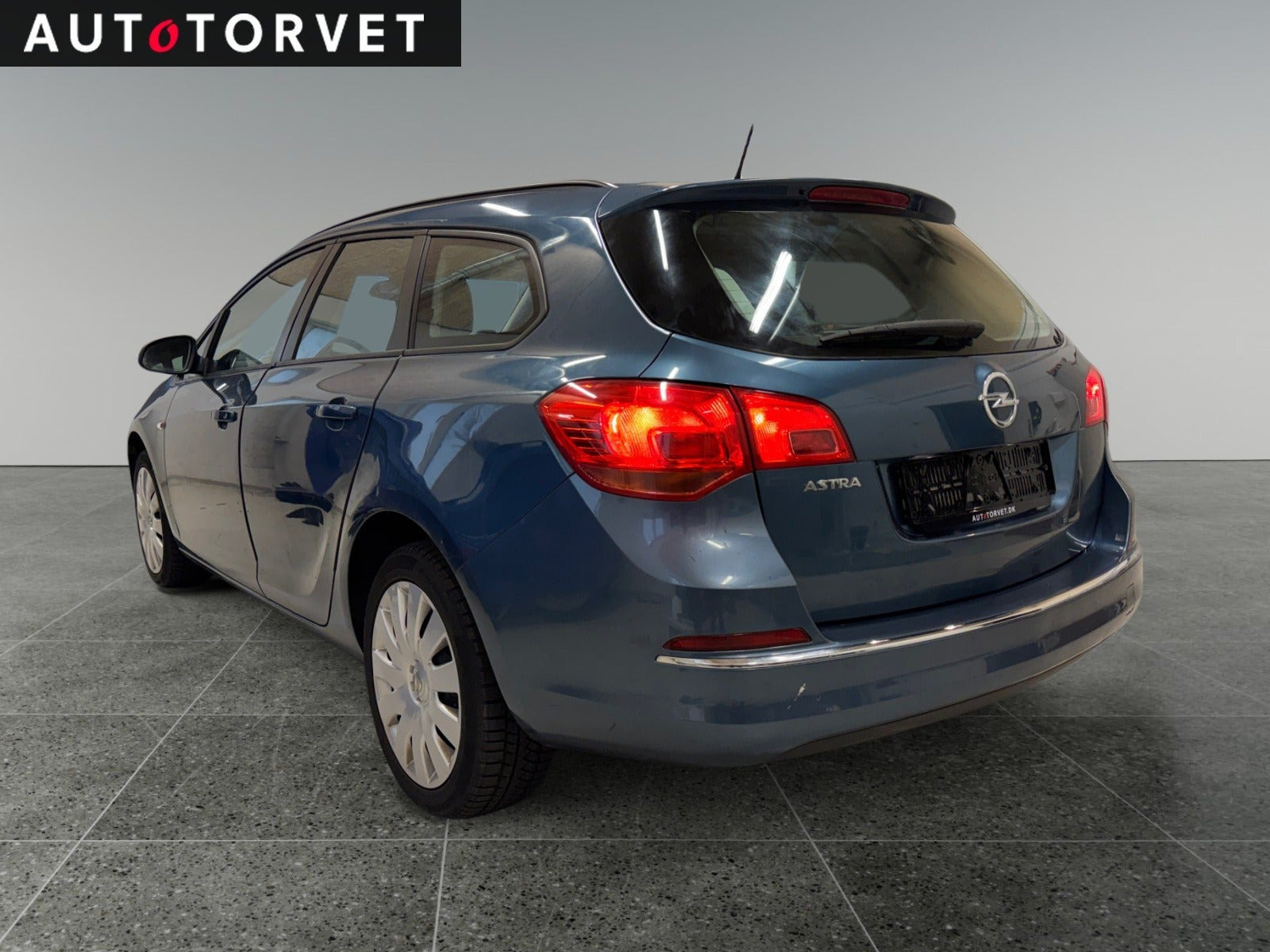 Blå Opel Astra fra 2013