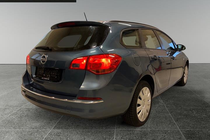 Blå Opel Astra fra 2013
