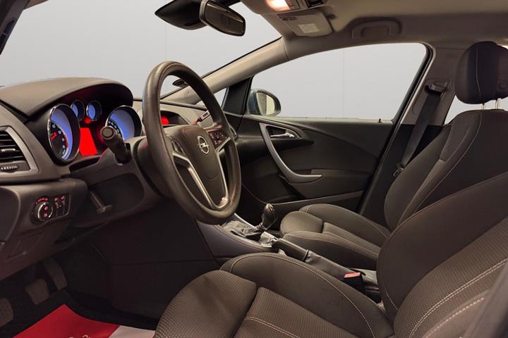 Blå Opel Astra fra 2013