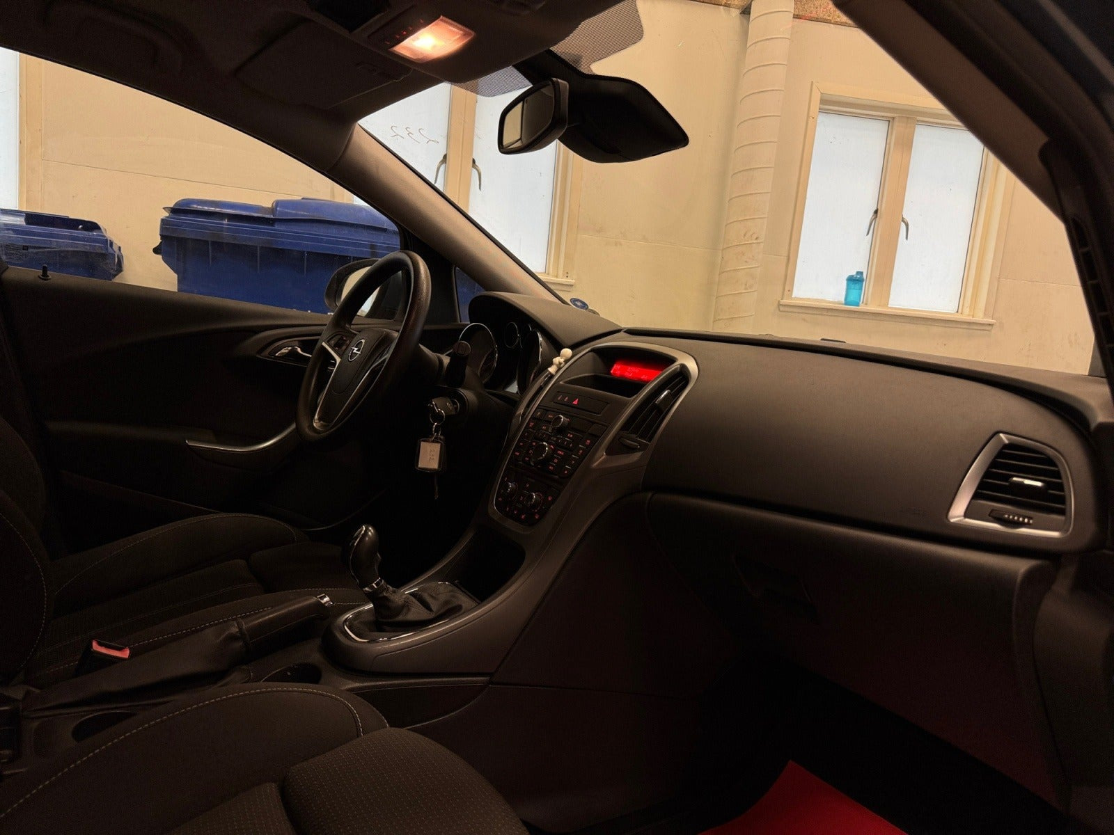 Blå Opel Astra fra 2013