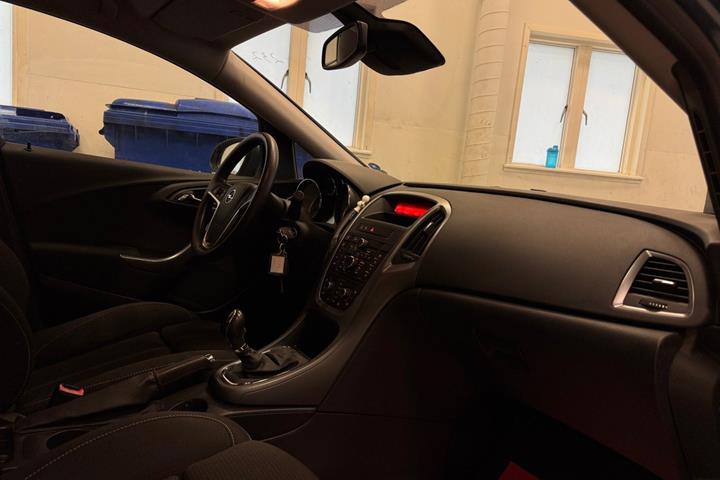 Blå Opel Astra fra 2013