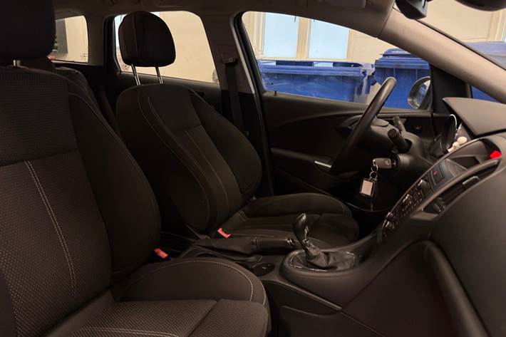 Blå Opel Astra fra 2013