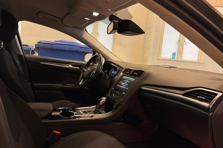 Grå Ford Mondeo fra 2015